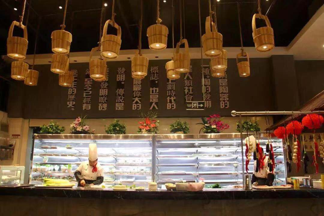 或者在裝修上設(shè)置明檔廚房，讓顧客清晰看見后廚的菜品制作流程