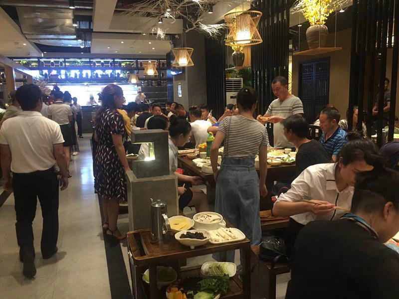 重慶老火鍋加盟品牌哪個好,憨石匠鮮菜火鍋特色優(yōu)勢品牌 